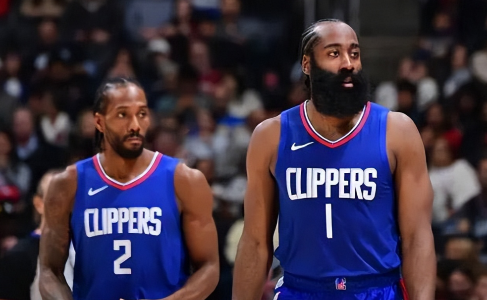 阿扎伦卡在勇士比赛中持续失利,最后时刻胜出引发热议!